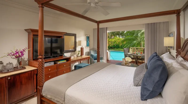 Swim Up Lovers Lagoon Honeymoon Club Level at Sandals Grande St Lucian