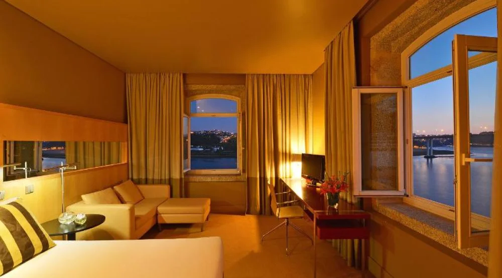 Deluxe River View at Pestana Palacio Do Freixo
