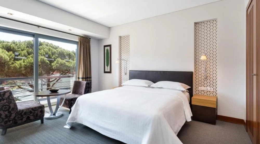 Premium Deluxe Room, Guest Room, One Queen, Resort View at Sheraton Cascais Resort