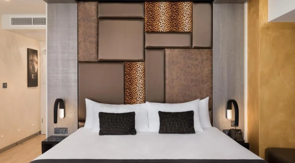 King Bed Hot Tub Suite at Hugo's Boutique Hotel