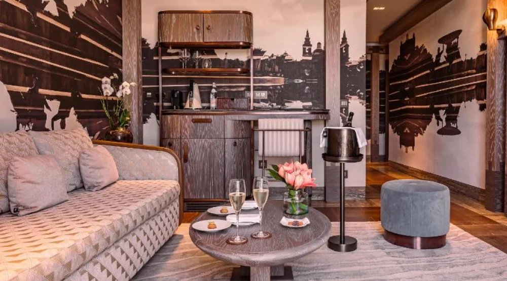 Queen Suite with Sea View at Iniala Harbour House