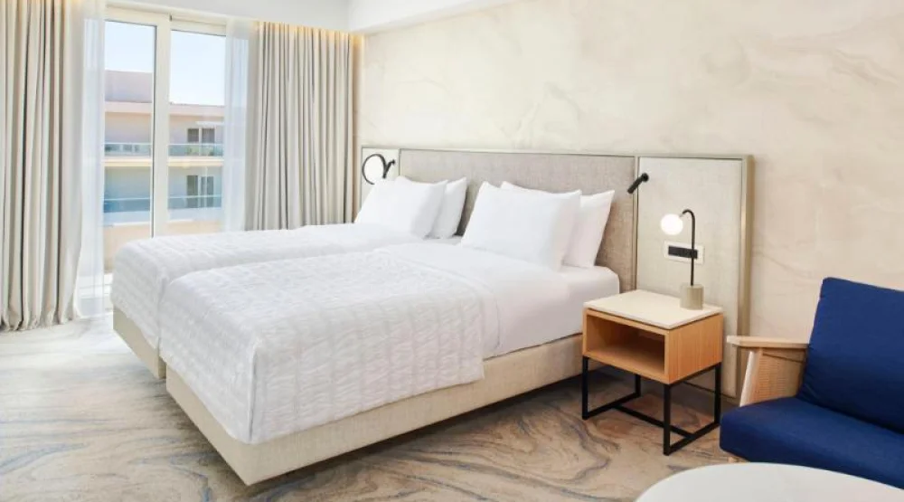 Elegant Park View Room, Guest Room, Two Twin, Balcony at Le Meridien Lav