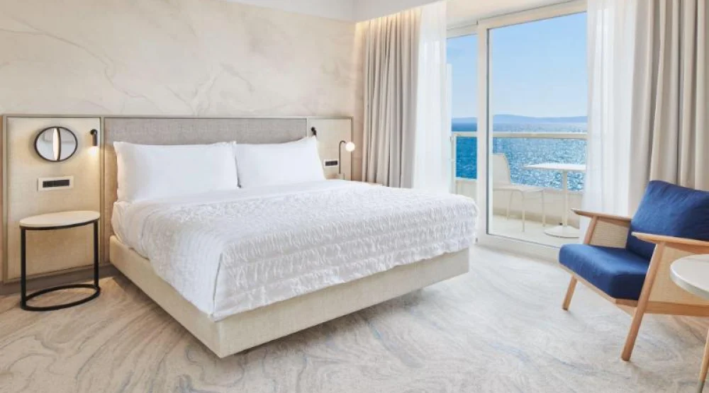 Elegant Sea View Room, Guest Room, One King at Le Meridien Lav