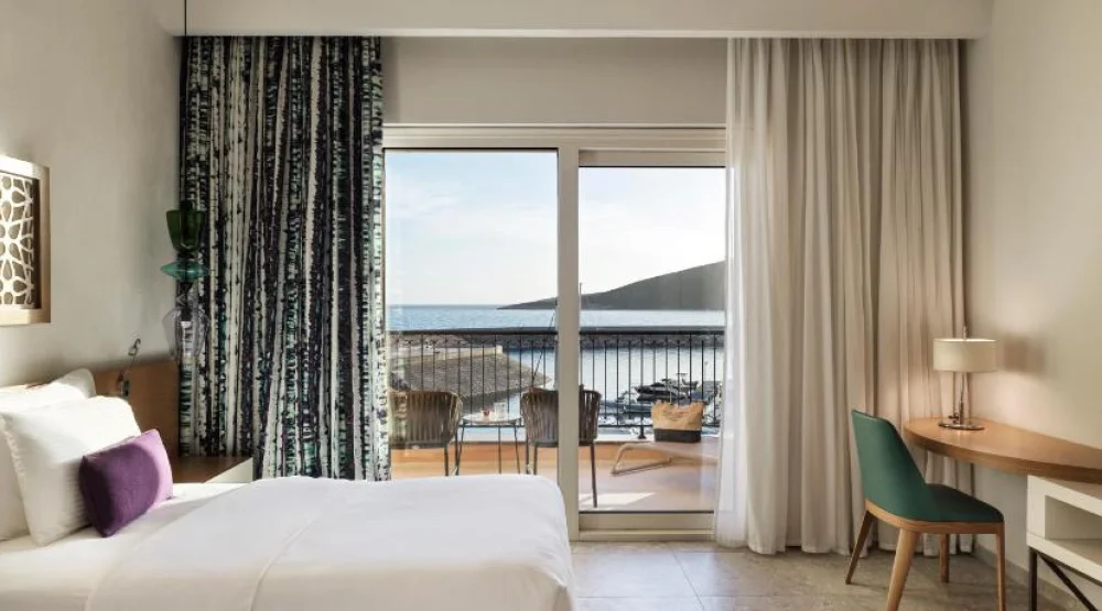 Grand Deluxe Corner Suite Sea View at The Chedi Lustica Bay