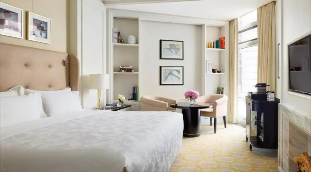 Deluxe Courtyard View Twin Room at The Langham Hong Kong