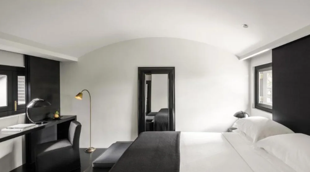 Shophouse Room, Guest Room, One King at Duxton Reserve Singapore Autograph Collection