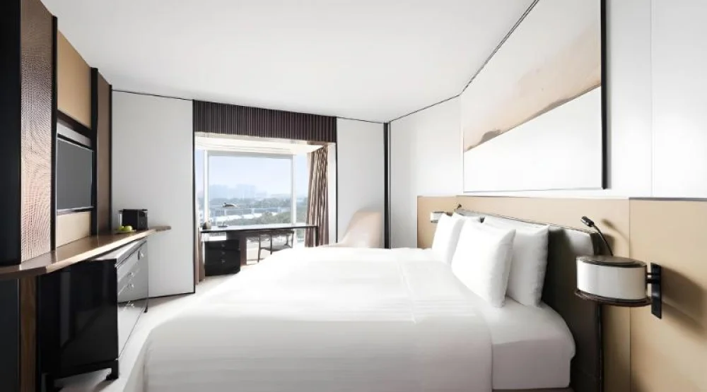 Horizon Club Deluxe Room at Shangri-La Singapore