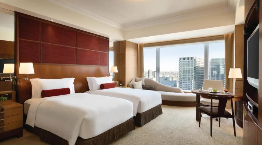 Horizon Club Deluxe Imperial Garden View Twin Room at Shangri-La Tokyo