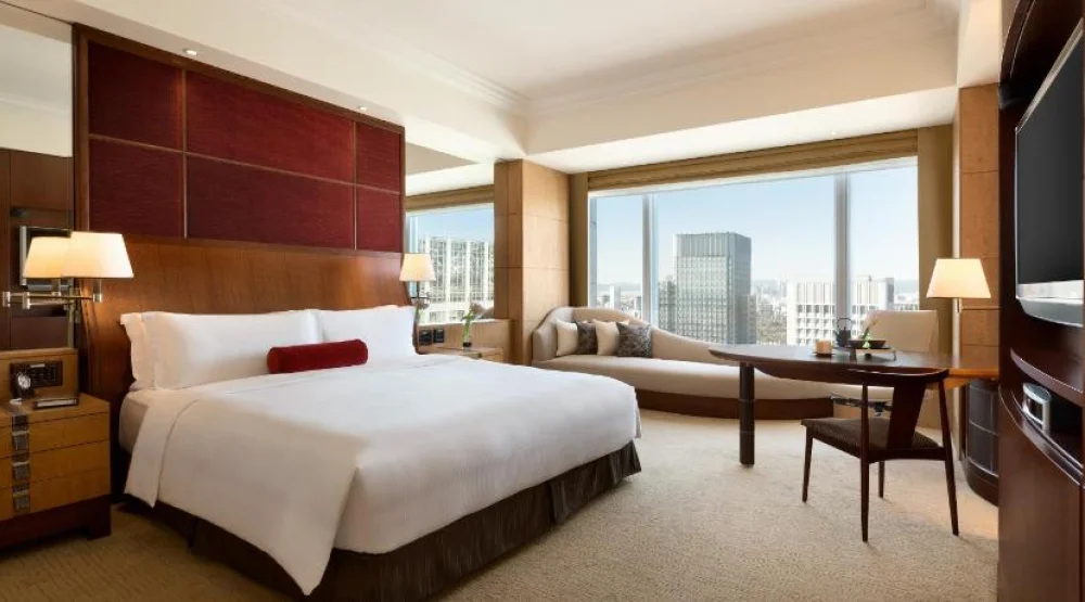 Horizon Club Deluxe Imperial Garden View King Room at Shangri-La Tokyo