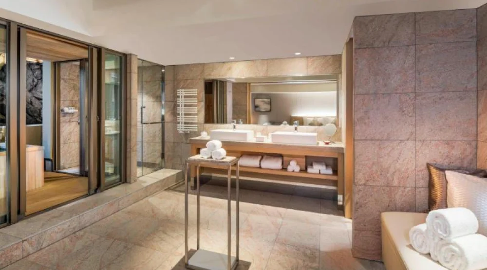 Shirosumire Onsen, Larger Guest Room, One King at Suiran a Luxury Collection Hotel