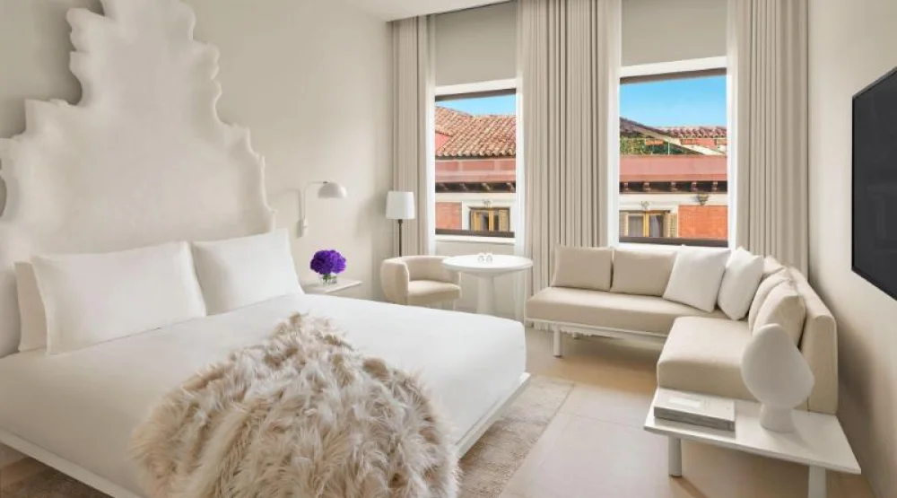 Deluxe, Guest Room, One King, Street View at The Madrid EDITION
