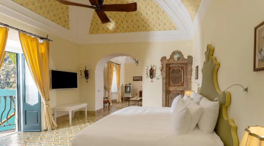 Suite with Sea View at Villa Tre Ville