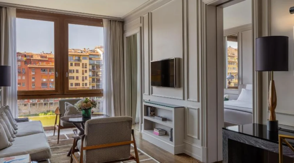 Studio Deluxe with River View at Portrait Firenze