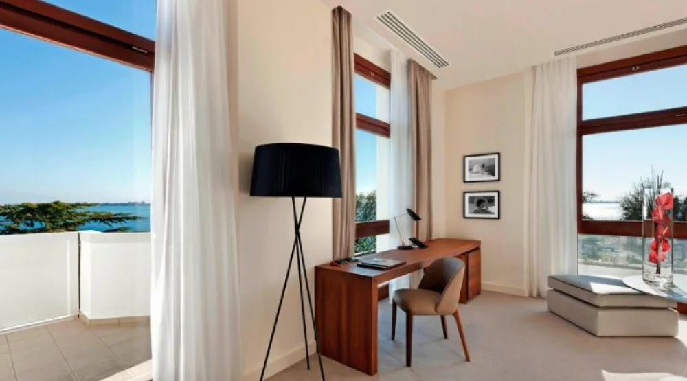 Deluxe, Guest Room, One King at JW Marriott Venice Resort & Spa