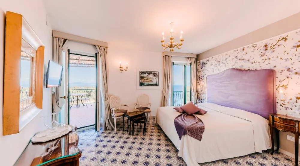 Romantic Suite with Terrace and Sea View at Palazzo Pascal