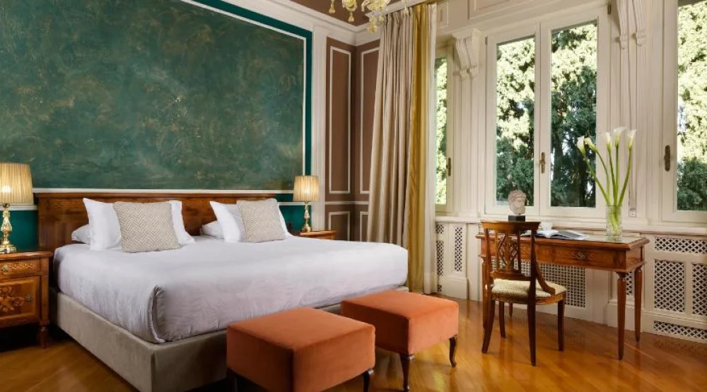 Suite with Garden View at Villa Cortine Palace Hotel
