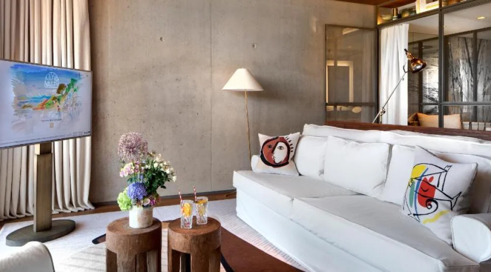 Suite with Pool View at Hotel Lily of the Valley