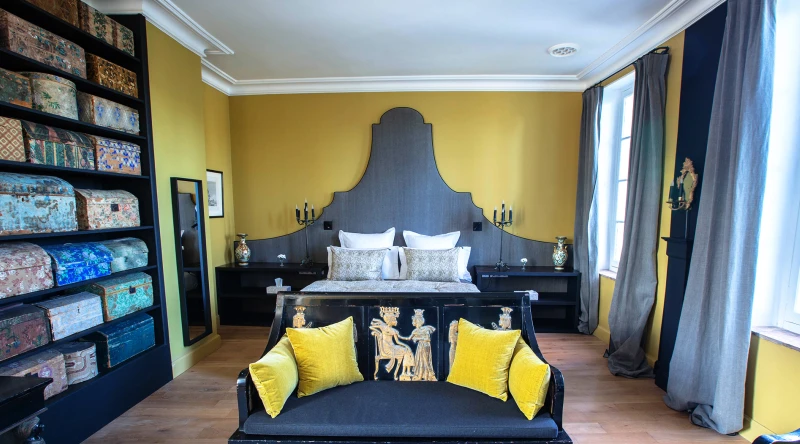 Consul at La Divine Comedie