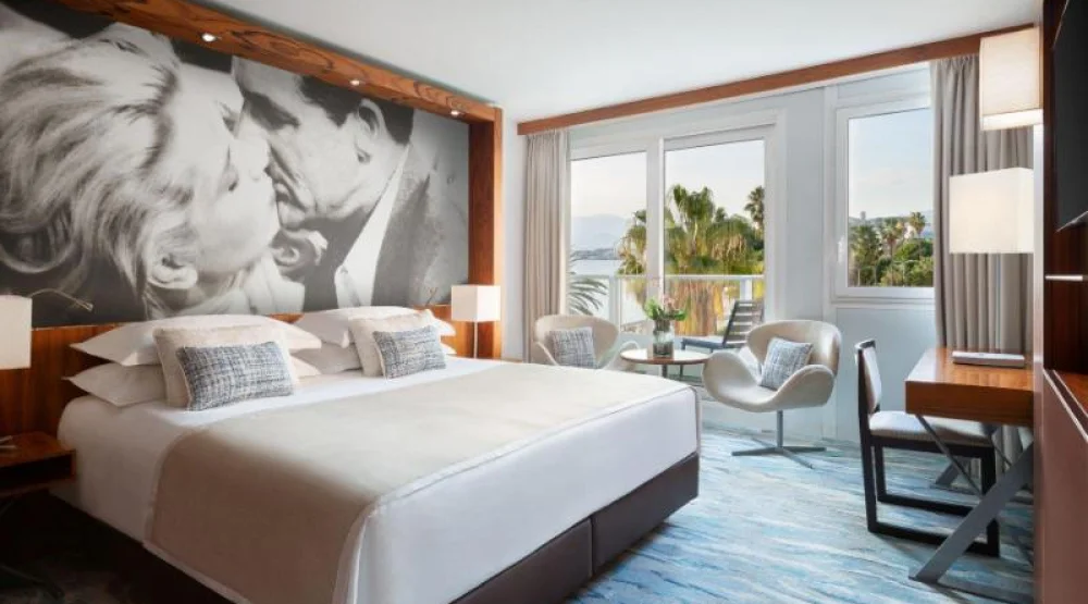 Deluxe Guest Room, One King, Partial Sea View at JW Marriott Cannes