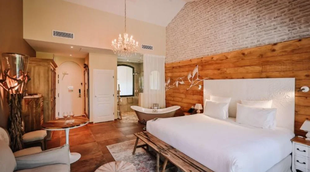 King Pesquiers Room By The Road W/hot Tub at Le Hameau Des Pesquiers Ecolodge & Spa