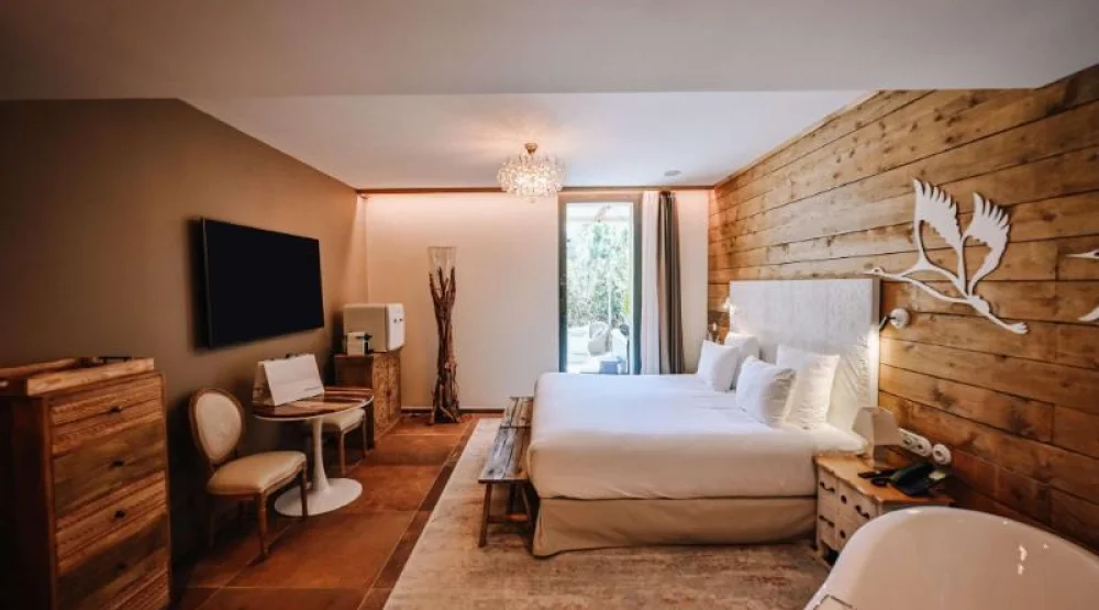 King Pesquiers Village Room with Hot Tub at Le Hameau Des Pesquiers Ecolodge & Spa