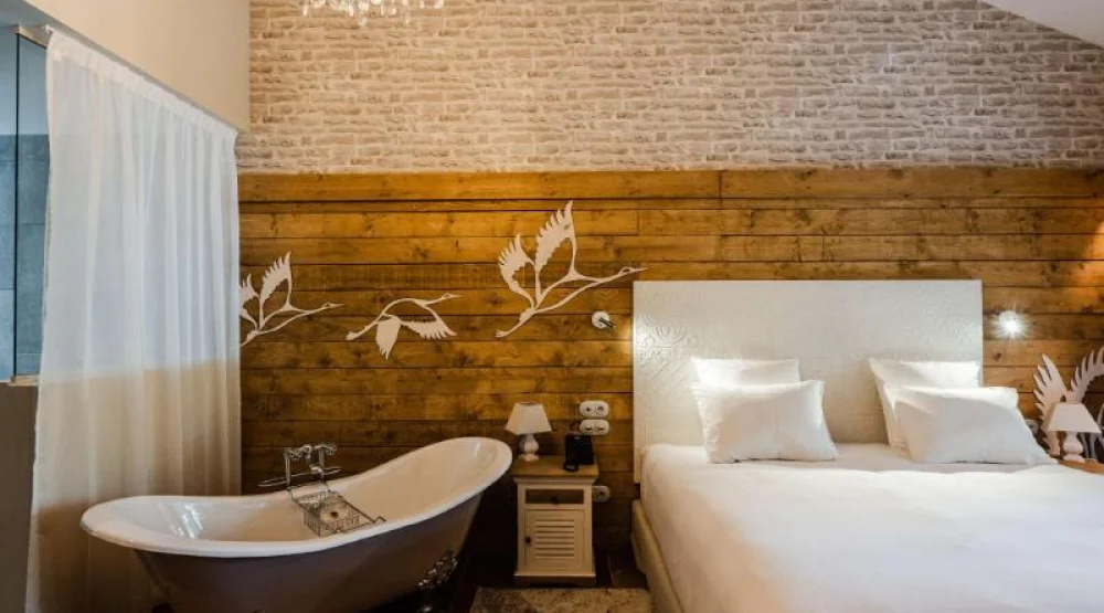 King Pesquiers Prestige Room with Hot Tub at Le Hameau Des Pesquiers Ecolodge & Spa