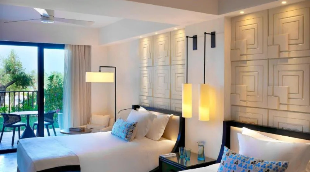 Deluxe Guest Room, Two Twin, Garden View, Balcony at The Romanos, a Luxury Collection Resort