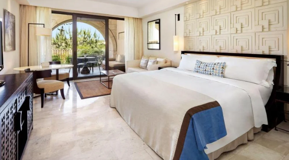 Deluxe Guest Room, One King, Garden View, Balcony at The Romanos, a Luxury Collection Resort
