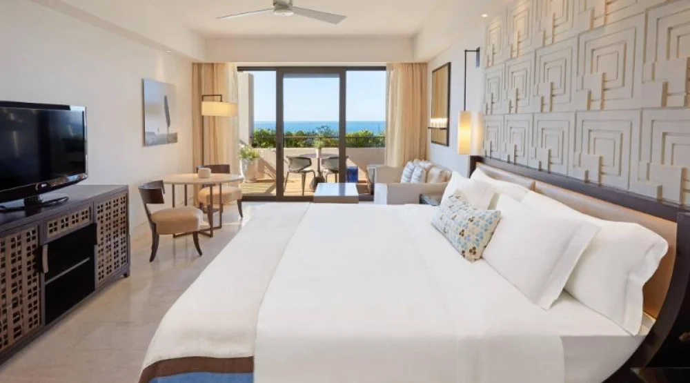 Premium, Deluxe Guest Room, One King, Sea View, Balcony at The Romanos, a Luxury Collection Resort