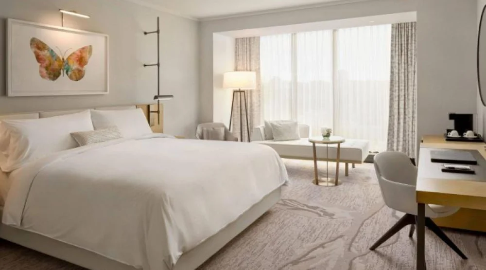 Guest Room, One King at JW Marriott Parq Vancouver